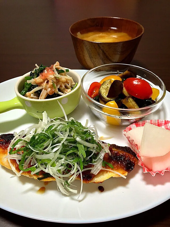 ⭐️さわらのネギ味噌焼き ⭐️大根の即席漬け ⭐️ナスとトマトの和え物 ⭐️ほうれん草とエノキの明太子和え ⭐️じゃがいもと玉ねぎの味噌汁|よっちぃさん