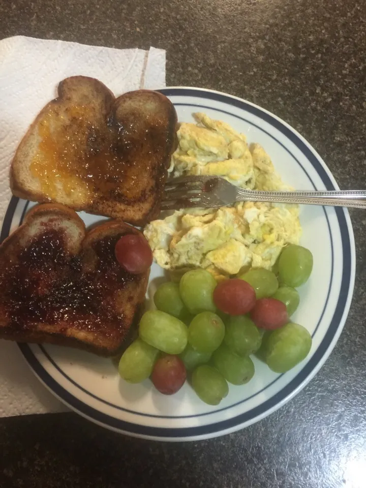 Breakfast...scrambled eggs, toast w/jelly, grapes|Richard Thompsonさん