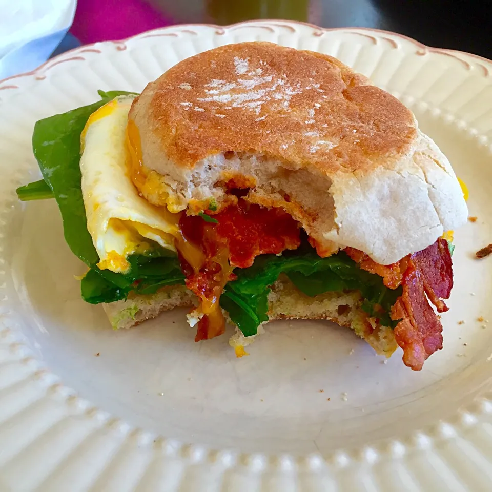 Egg, Bacon, Spinach and Sriracha Breakfast Sandwich|K Goodnessさん