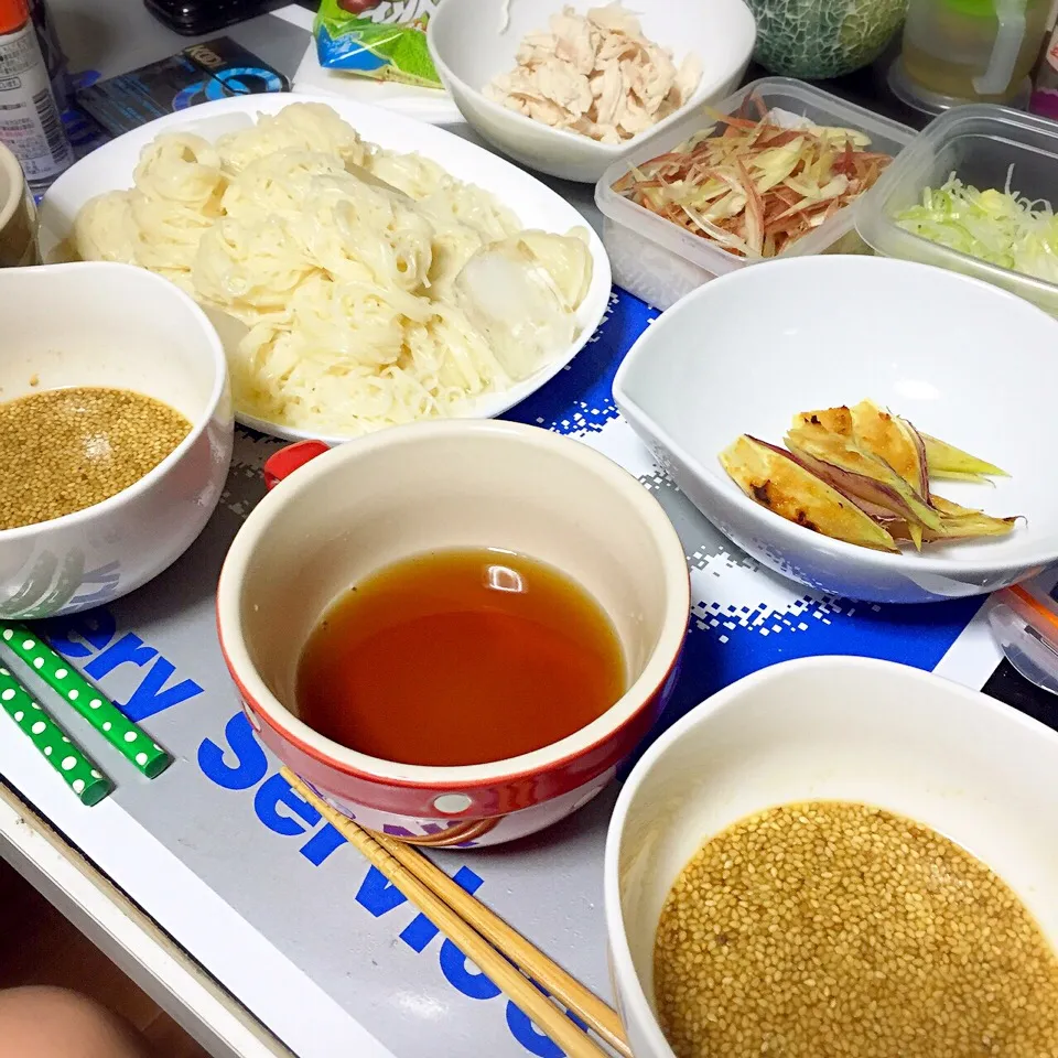 Snapdishの料理写真:夏に作った素麺★タレはゴマだれとめんつゆの二種★
付け合わせは、茹でたササミ、ミョウガ、ネギ、青唐辛子★
オマケで、ミョウガに味噌ぬって焼いたもの|miking★さん