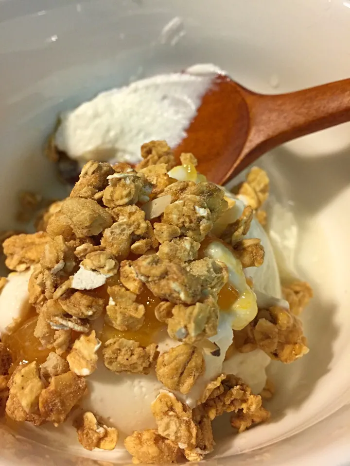 Greek yogurt peach&passion fruit with crunchy granola|prinSjさん