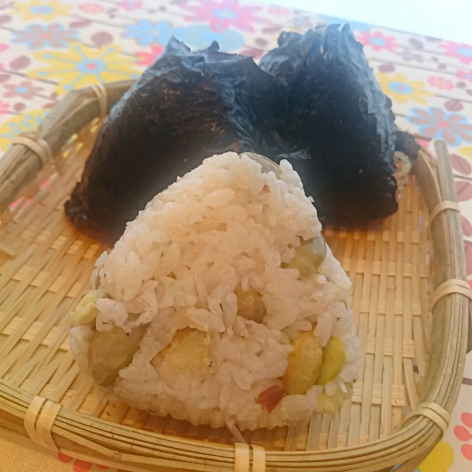 Snapdishの料理写真:おにぎり～枝豆としらすの炊き込みご飯～    #世界食料デーキャンペーン100万人のいただきます！
http://jp.tablefor2.org/campaign/onigiri/|エミィ（Emiy）さん