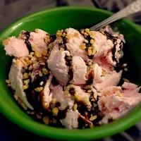 Strawberry Ice Cream with Chocolate Syrup and Toffee Bits|Amber Calkinsさん