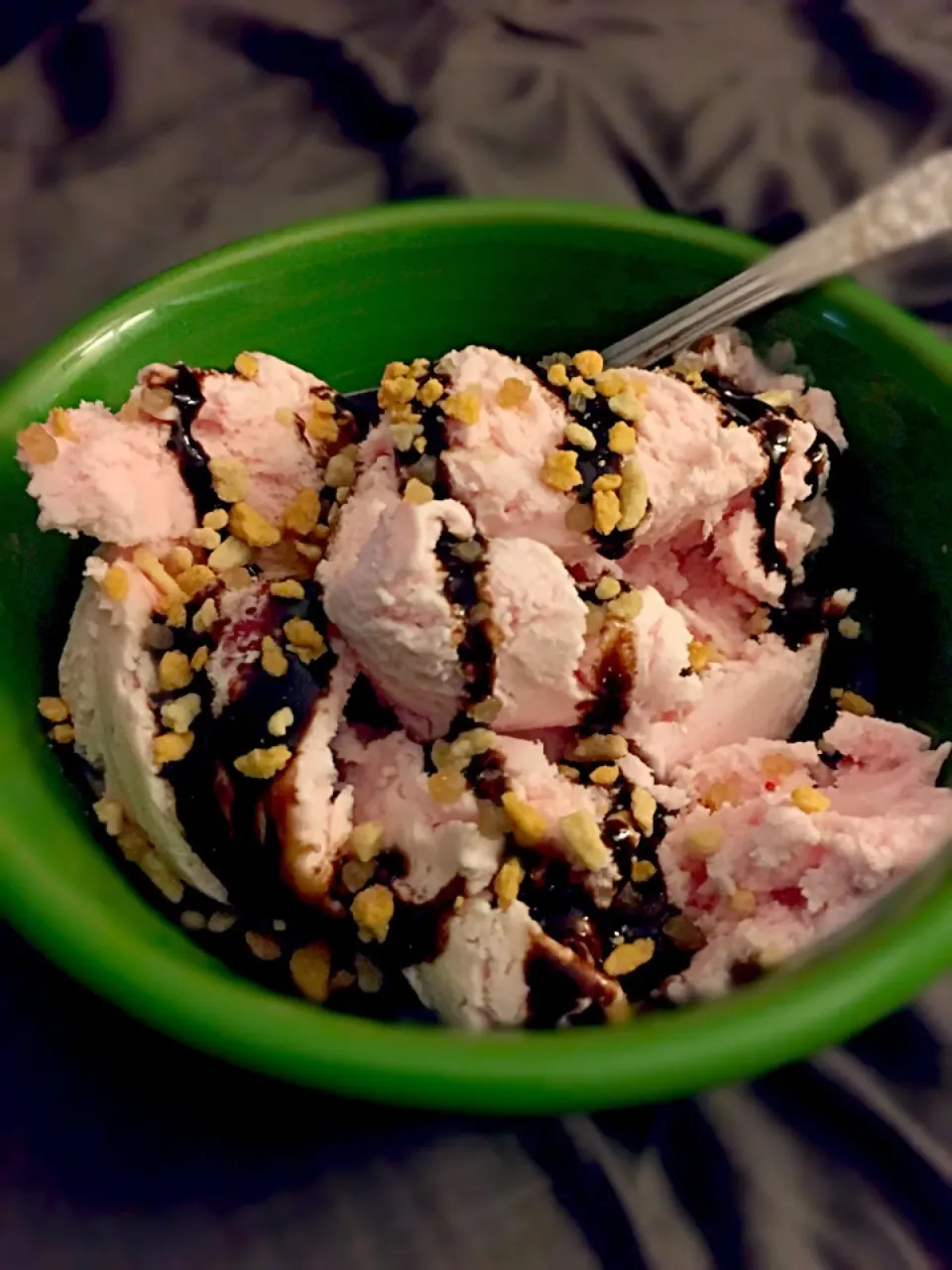 Strawberry Ice Cream with Chocolate Syrup and Toffee Bits|Amber Calkinsさん