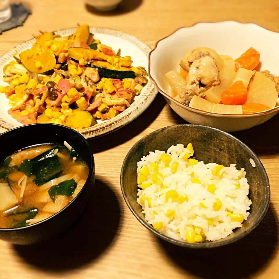 【ある日の夕食】かぼちゃしめじベーコンのマヨ炒め、とうもろこしごはん、手羽元の煮物|はとまめさん