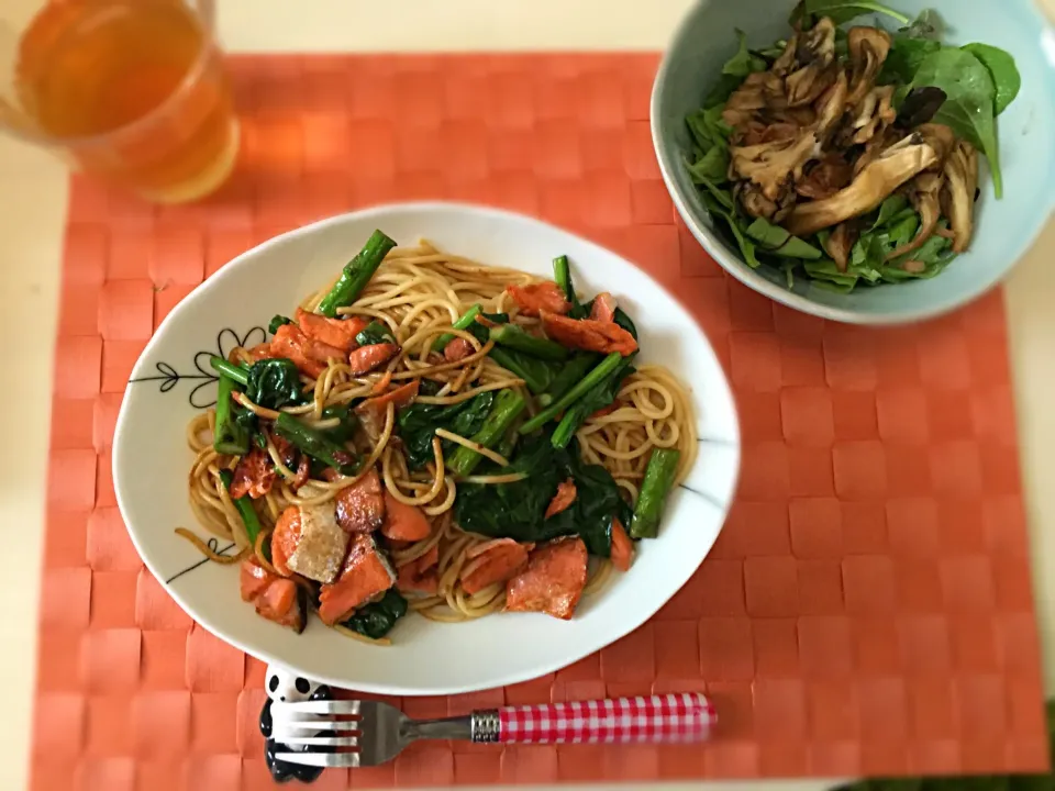 Snapdishの料理写真:サーモンのパスタ、舞茸のサラダ|きっちんさん