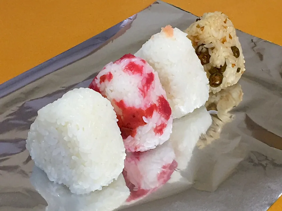 おむすび 4種!  (^-^)
塩、梅干し、明太子、青唐醤油!|Kei Satoさん