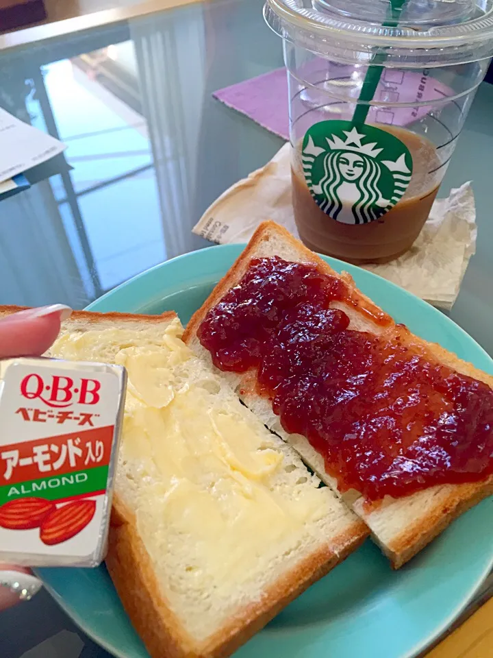 おやつに食パン😋バターとジャム塗りたくったった❤️|Tomomi Booさん