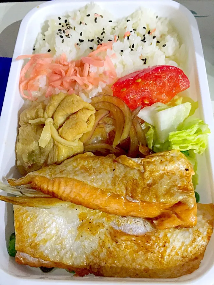 Snapdishの料理写真:パパお弁当🍱  鮭ハラミソテー  グリーンピースソテー  白菜の浅漬け  紫玉葱の醤油漬け  五目巾着煮物  トマト  紅生姜  ごま塩|ch＊K*∀o(^^*)♪さん