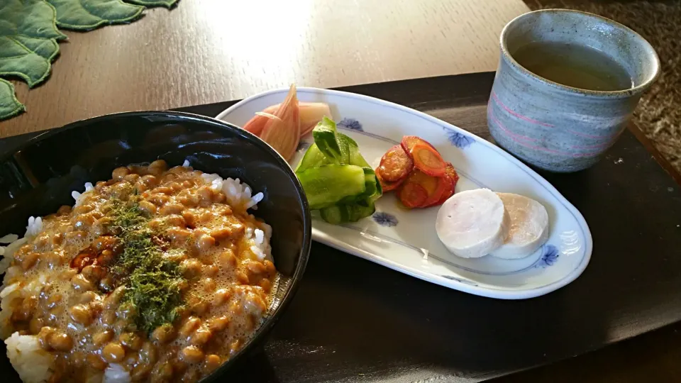 Snapdishの料理写真:山口納豆ラー油丼&牛蒡スープの朝食|Ssさん