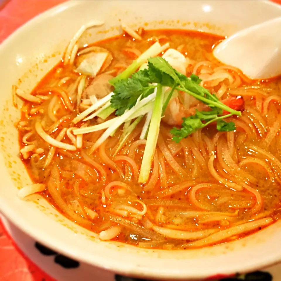 Snapdishの料理写真:トムヤムクンラーメン🍜|すいかみかんさん