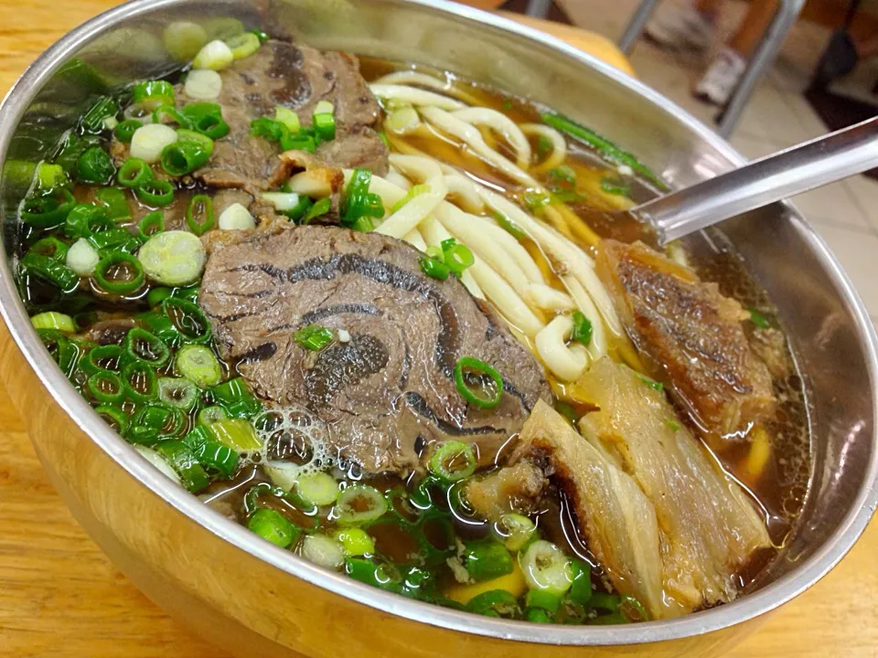 Snapdishの料理写真:牛肉麵😋
Taiwan beef noodle|alnleさん