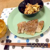 Snapdishの料理写真:お肉。
鮭ときのこのバター醤油炒め。
なめこと豆腐のお味噌汁|akeさん