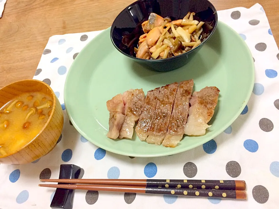 Snapdishの料理写真:お肉。
鮭ときのこのバター醤油炒め。
なめこと豆腐のお味噌汁|akeさん