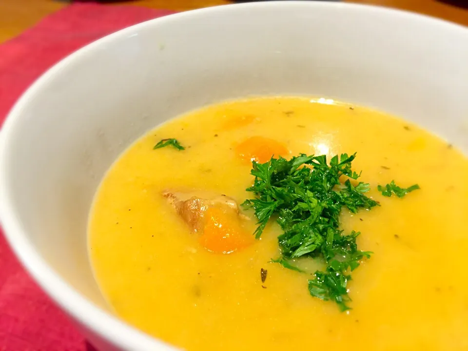 Snapdishの料理写真:鳥肉、ジャガイモのとろとろチーズスープ。
Creamy n cheesy chicken and potato soup.|Sayaka Jinsenji Huletteさん