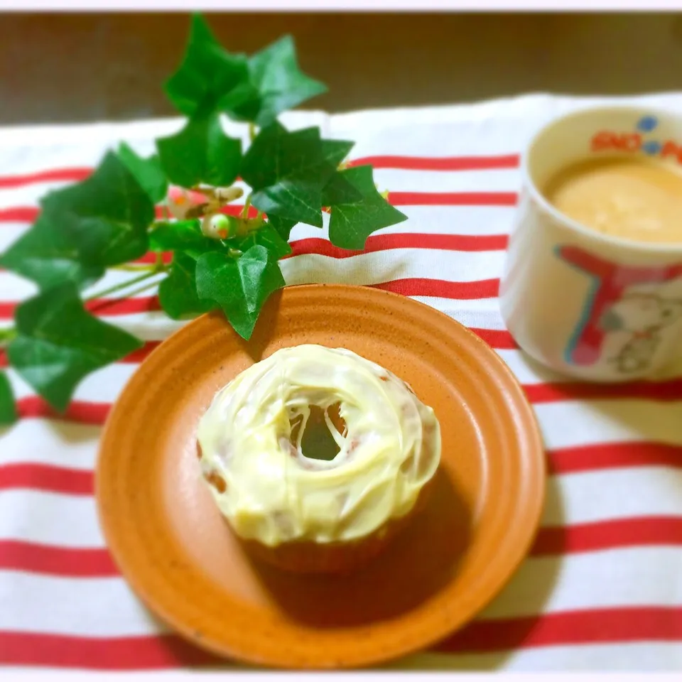 ホワイトチョコドーナツ🍩今から食べたら、明日体重計乗るの怖いけど…。|ゆだともさん