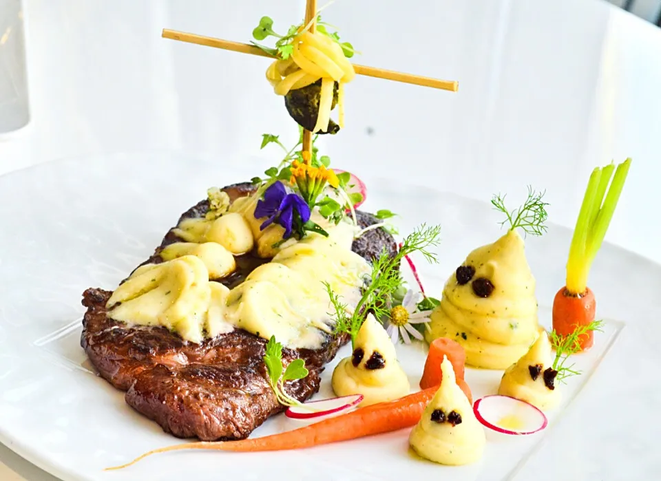 Snapdishの料理写真:Chef Louis James Stevenson Halloween sirloin R.I.P with ghost potato and truffle sauce.|chef louisさん