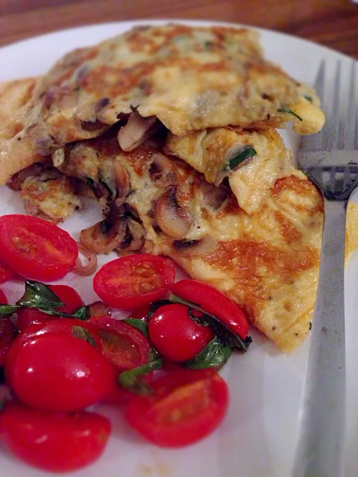 Mushroom omelette with cherry toms and sweet basil|karen limさん