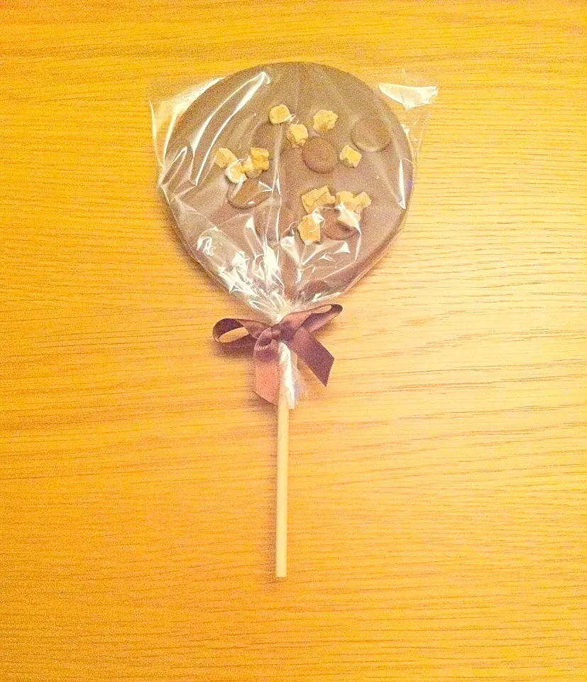 Giant chocolate lollipop!  One of my bday gifts :)|🍓Jolejo🍓さん