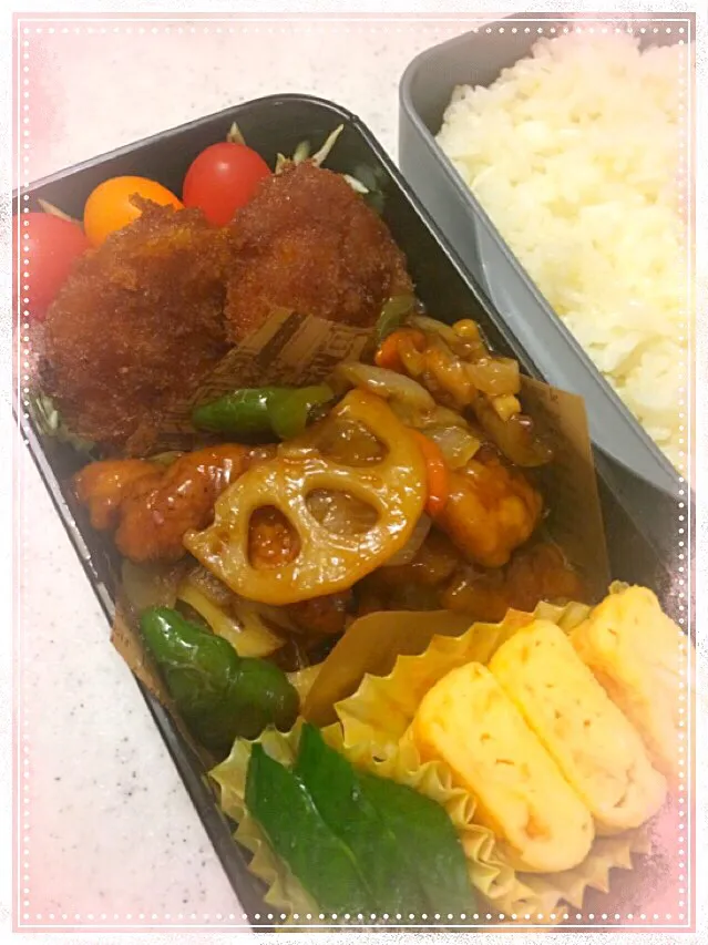 Snapdishの料理写真:チキンカツと豚こまの甘酢炒め弁当|たかこママさん