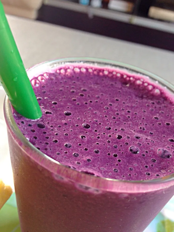 Blueberry banana smoothie💜|viviさん