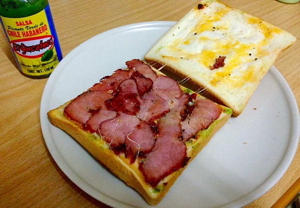 Smoked ham grilled cheese with sun dried tomatoes and chili sauce|Emmaさん