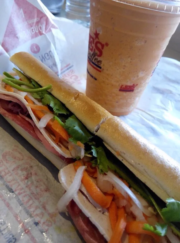 Bánh mì and Thai tea smoothie|Emmaさん