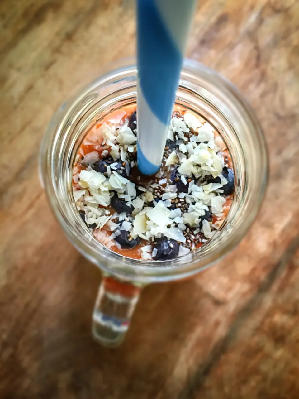 Papaya smoothie with blueberries, chia seeds and coconut flakes|coxiella24さん