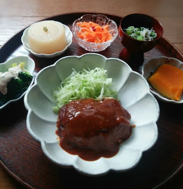 Snapdishの料理写真:煮込みハンバーグと常備菜で昼ごはん🍴|peachさん