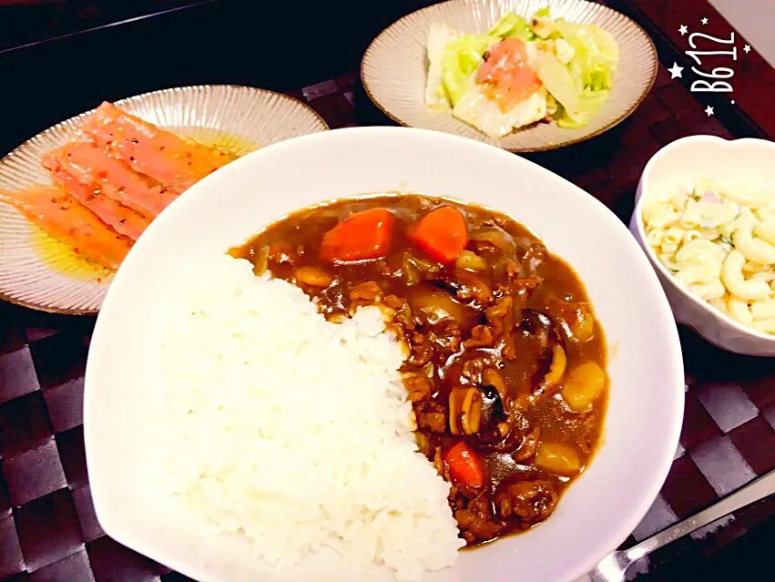 シーフードカレー
サーモンのカルパッチョ
サーモンとカマンベールチーズのサラダ
マカロニサラダ|ひかるさん