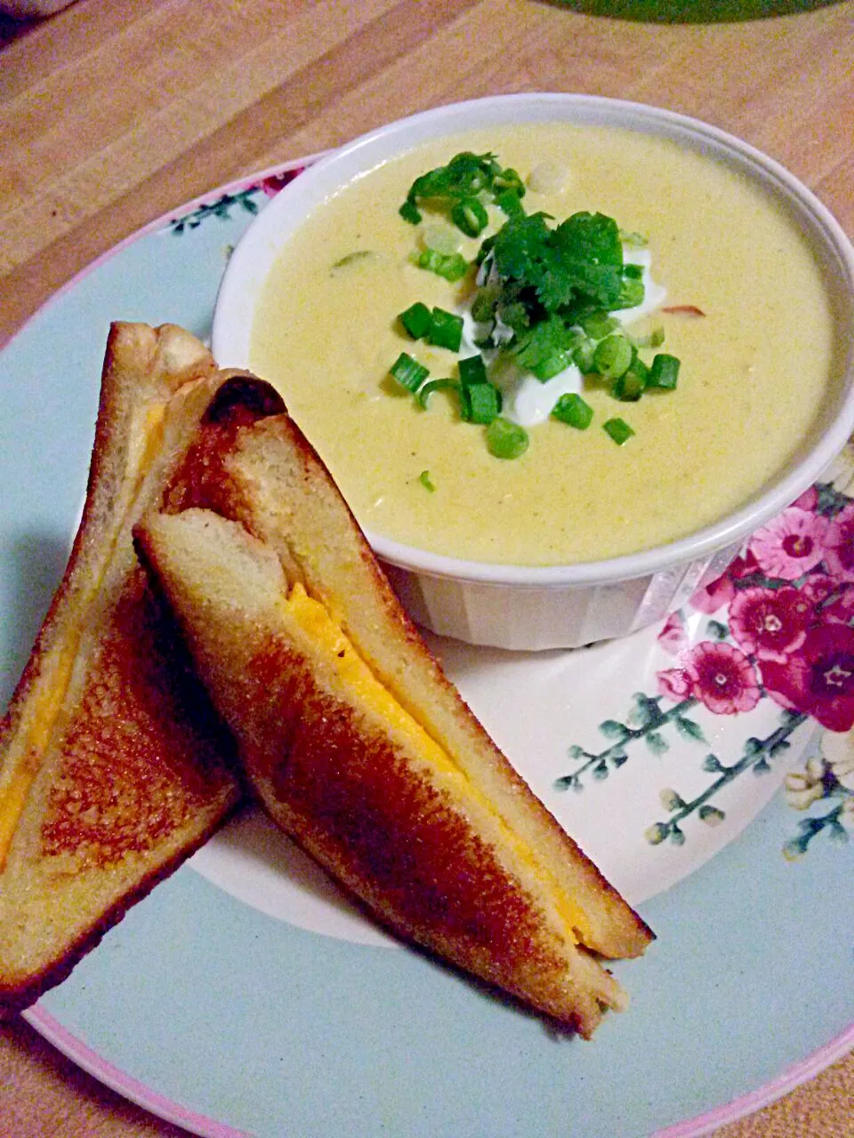 Cheesy corn cream soup. Topped with sour cream,green onion and cilantro. Along with a two cheese panini. It's really good and healthy! 😊😍😍...would be perfect fo|Chef-Jonathan TRさん