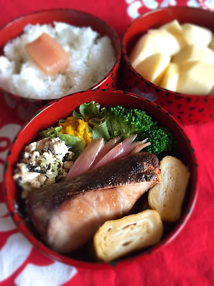 鰤醤油麹焼き、卵焼き、茹でブロッコリー、南瓜サラダ、炒り豆腐、ミョウガ甘酢漬け、りんご。|raku_darさん