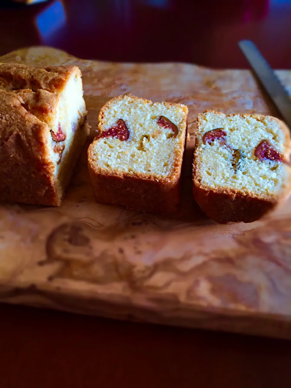 ドライ無花果と讃岐コーチンのたまごで作ったケーキ|かおり🐰さん