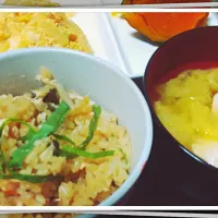 秋鮭の炊き込みご飯
白菜と豆腐の味噌汁
かぼちゃの煮物
卵とじ|みーさん