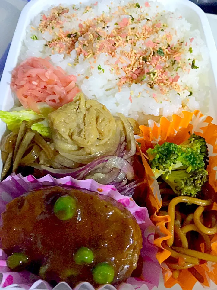 Snapdishの料理写真:パパお弁当🍱  カレーハンバーグ  グリーンピース、ゴボウ  キンピラゴボウ  紫玉葱の醤油漬け  白菜の浅漬け  五目巾着煮物  焼きそば  ブロッコリー 紅生姜  鮭ふりかけ|ch＊K*∀o(^^*)♪さん