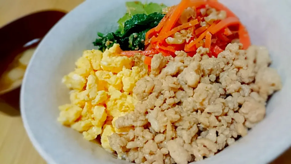 Snapdishの料理写真:四色丼|やっちさん