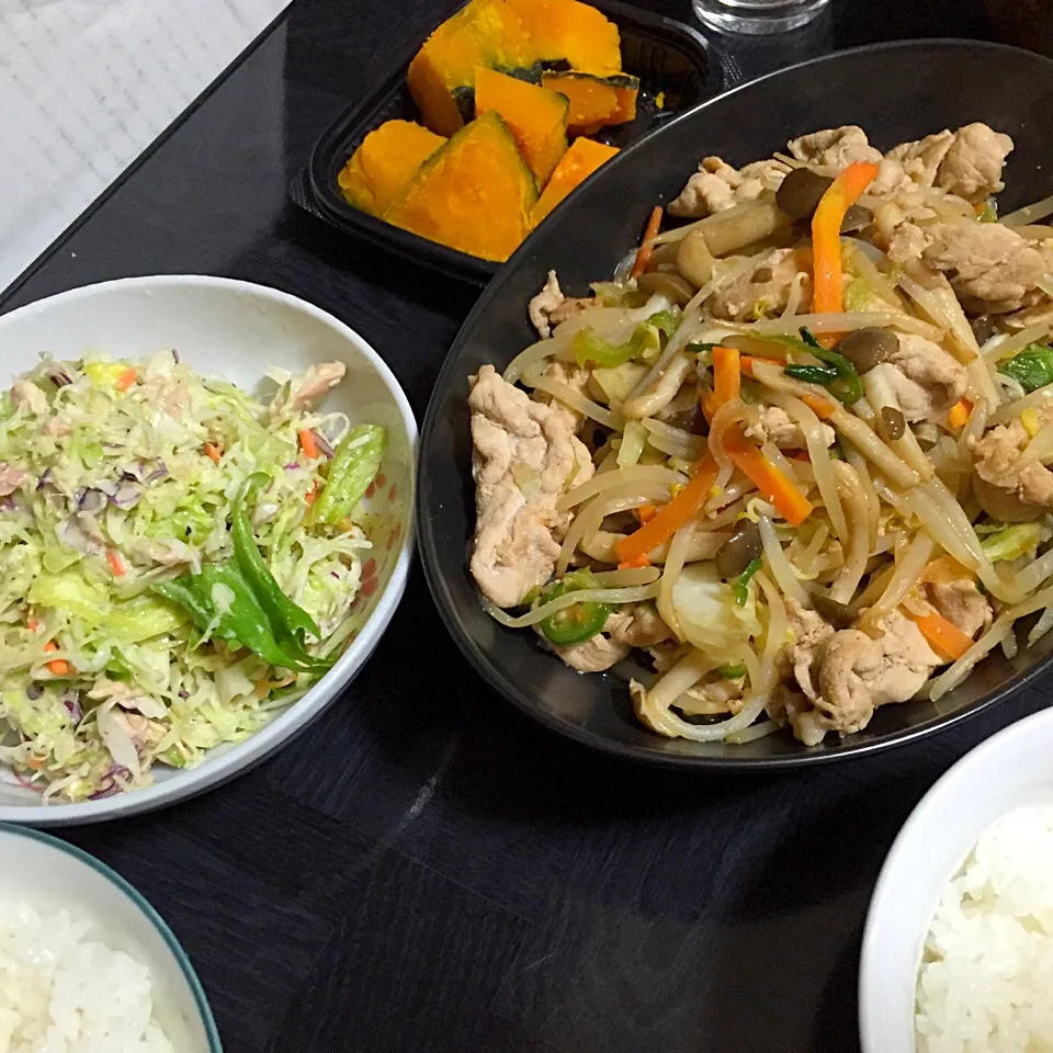 Snapdishの料理写真:今日の晩ご飯は、豚肉と野菜のポン酢炒め、ツナ入りコールスローサラダ、お惣菜のかぼちゃ煮。|ゆえさん