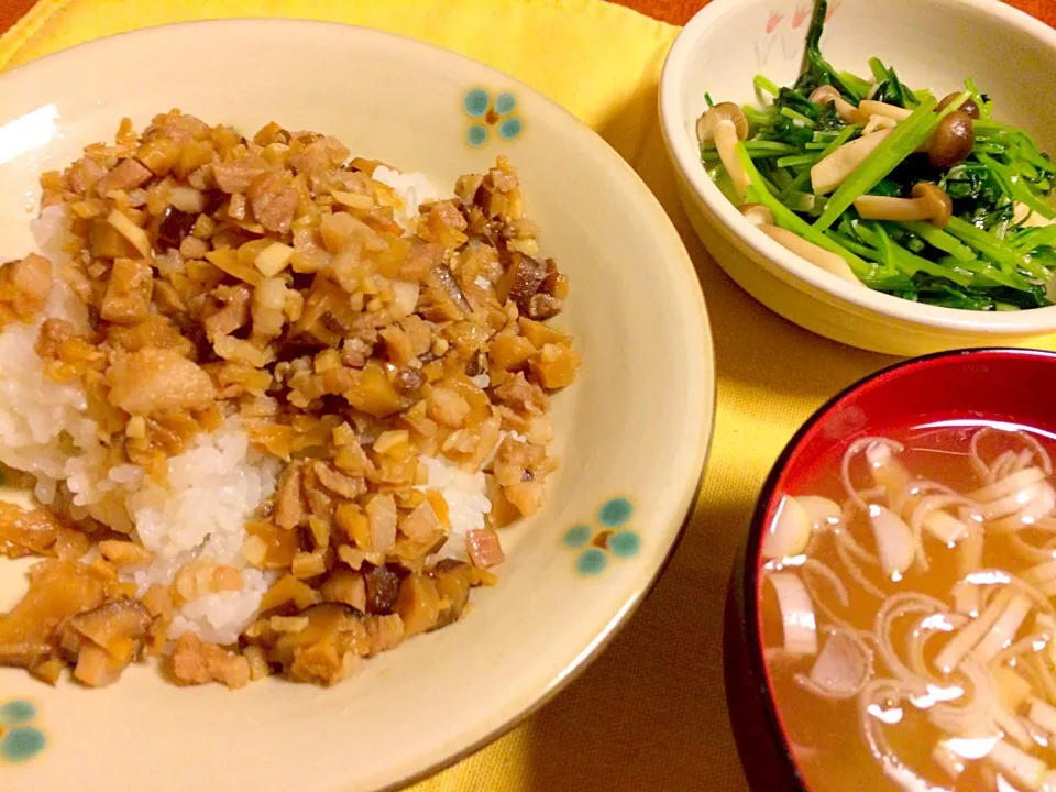 魯肉飯、青菜とキノコの炒め物、お味噌汁|あんなさん