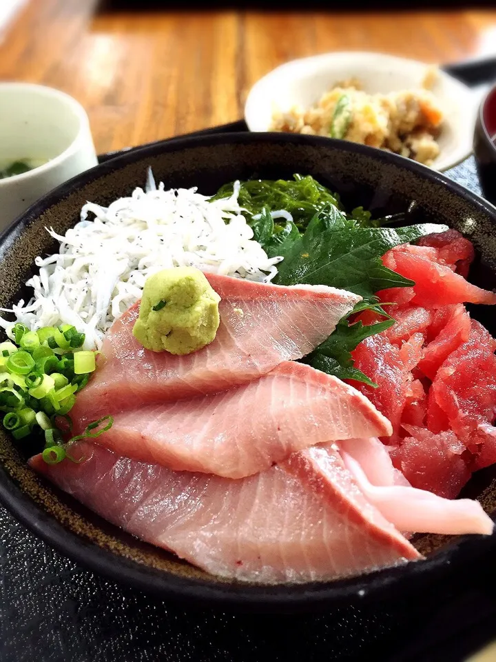 お魚屋さんの食堂で日替わり三色丼。天然ブリとマグロとしらす、メカブ入り600円也。|Kumi_loveさん