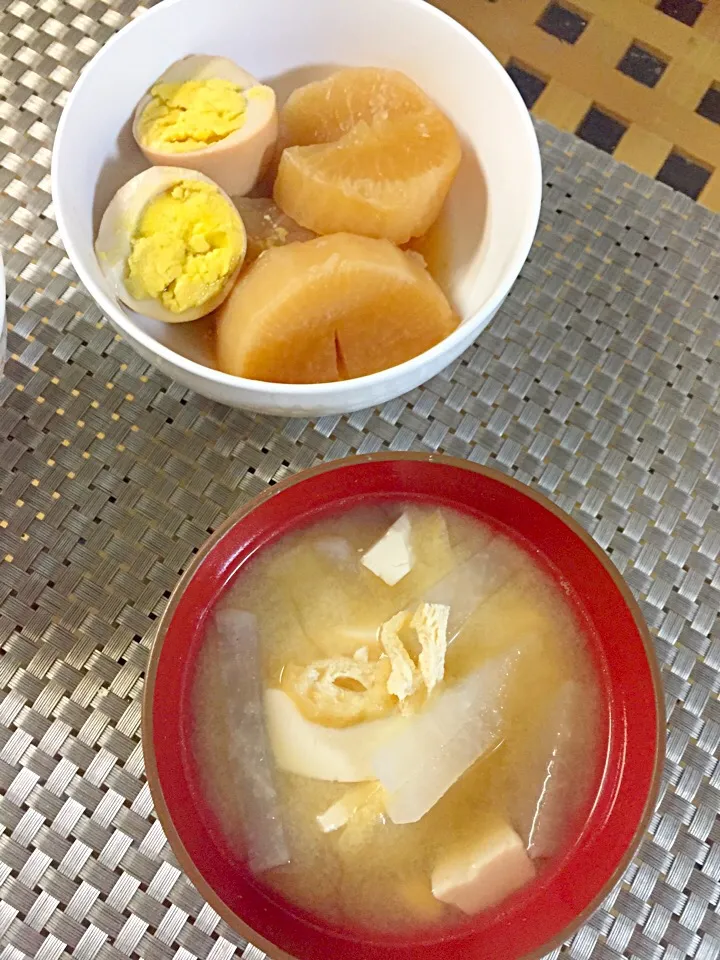 Snapdishの料理写真:大根食べ尽くし料理☆大根とたまごの煮物とお味噌汁|hiromiさん