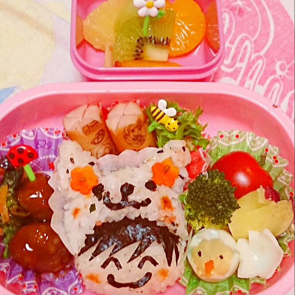 Snapdishの料理写真:チビちゃんのお顔で熊さん帽子付お弁当|きいさんさん