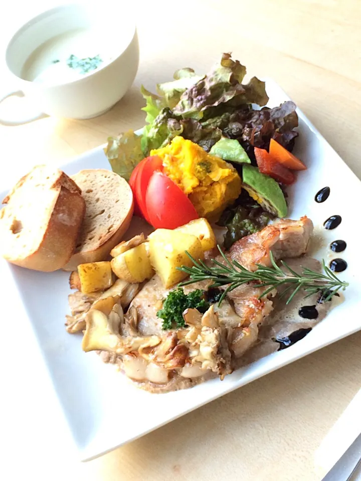 Snapdishの料理写真:Pork sauté set ポークソテーのランチ。|心斎橋  C Flat Cafeさん