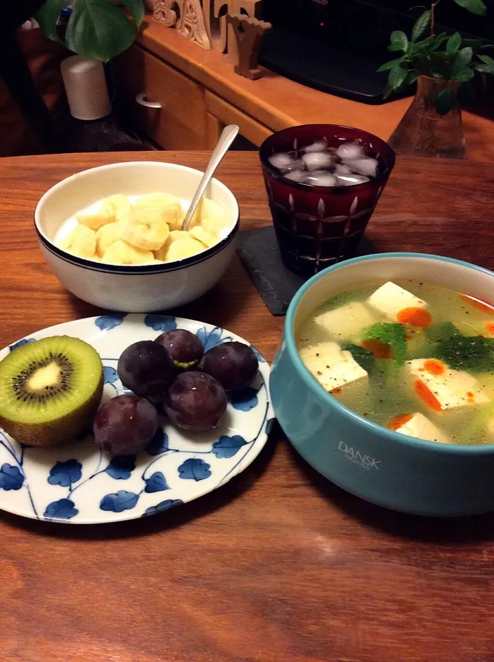 小松菜と豆腐のチョイ辛中華スープ、バナナ蜂蜜ヨーグルト、キウイ&巨峰 2015.10.20|キラ姫さん