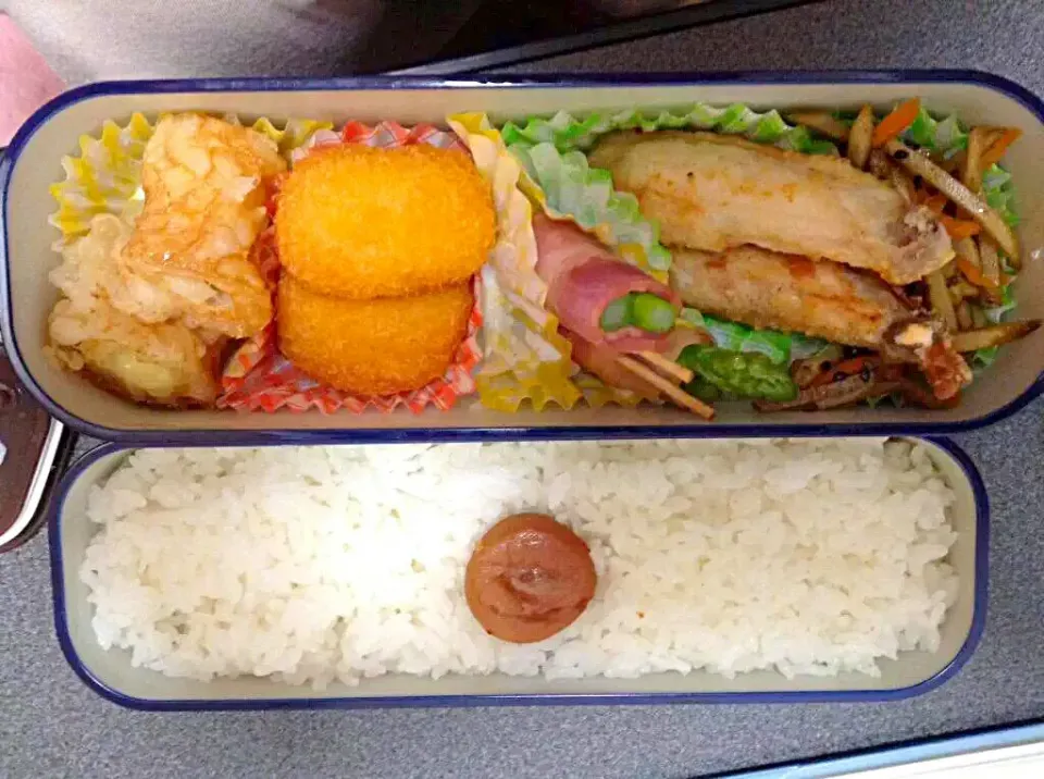 Snapdishの料理写真:#お弁当 #アスパラベーコン #クリーミーコロッケ #餃子 #キンピラ #手羽中揚げ|miさん