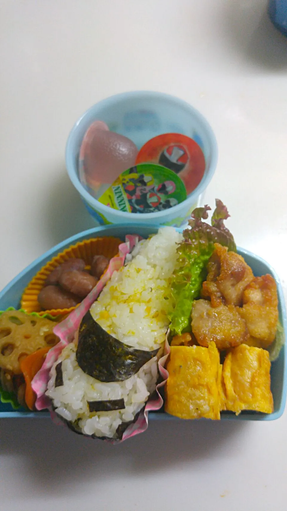 ☆遠足弁当＊小１☆海苔たまお握り＊ｼﾗｽ卵焼き＊唐揚げ＊金平蓮＊豆煮＊ｾﾞﾘｰ|ｼｮｺﾗさん