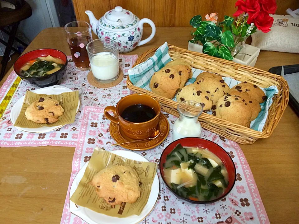 Freshly baked Chocolate chip cookies with miso soup for breakfast g☕️☕️d m😍rning!|Babyluv Cabrera Ocampoさん