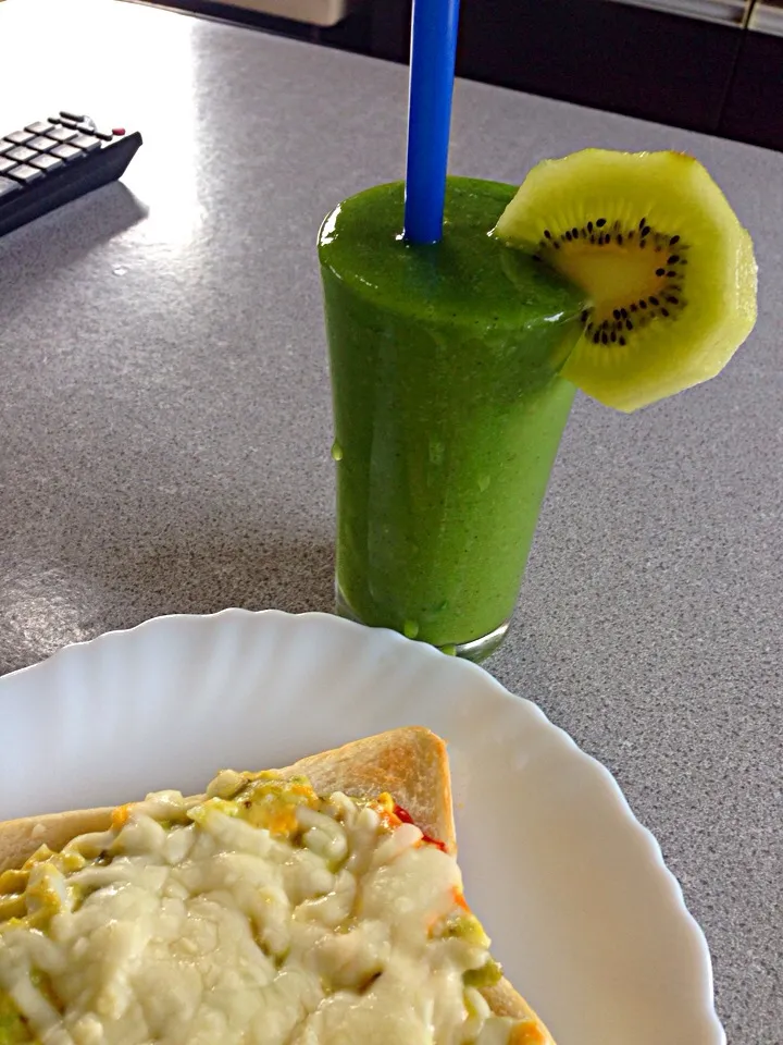 Avocado toast & kiwi smoothie|viviさん