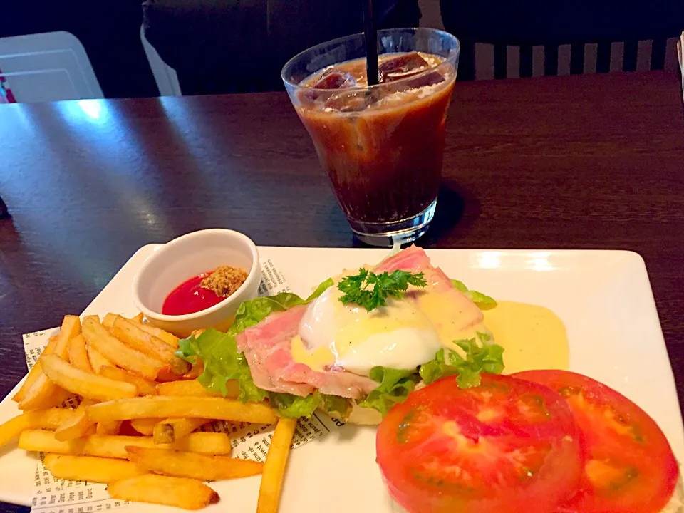 休憩ターイム🍴 〜エッグベネディクト💕  あっ、卵がシャツに…(^^;;|Hiroko Suzukiさん