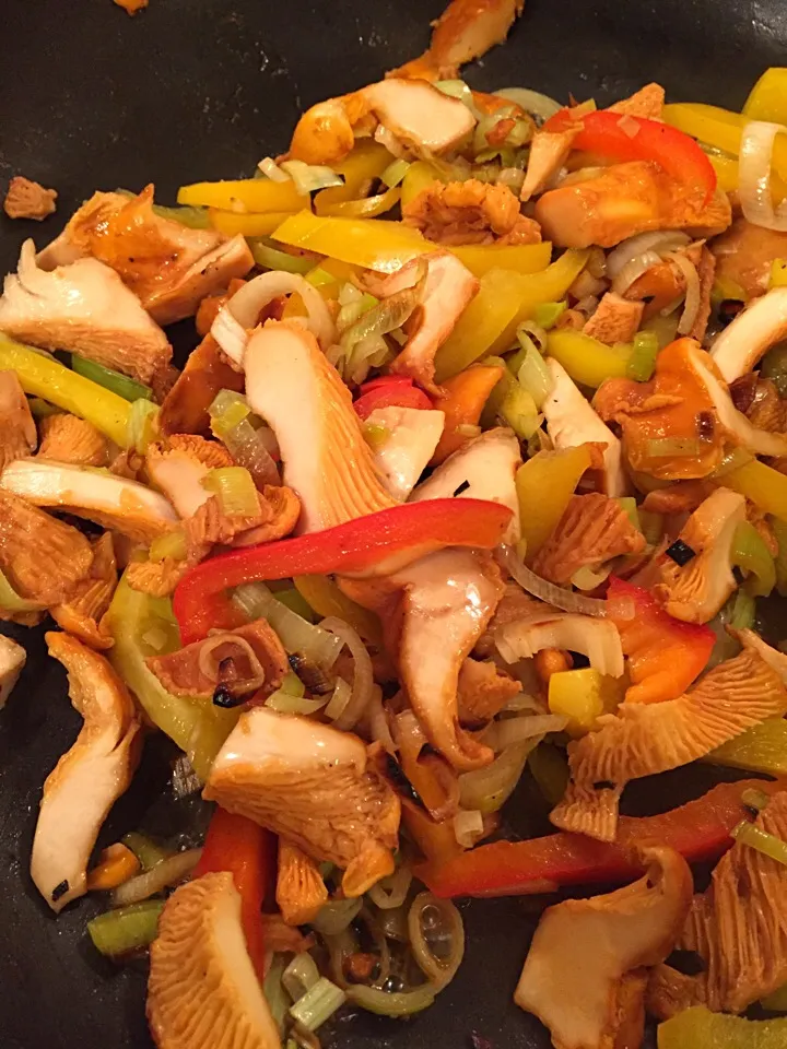 Oregon chanterelle mushrooms with leeks and bell peppers, finished with Eola Hills Vin d'Or Sauvignon blanc dessert wine.|Elaine Cuylerさん