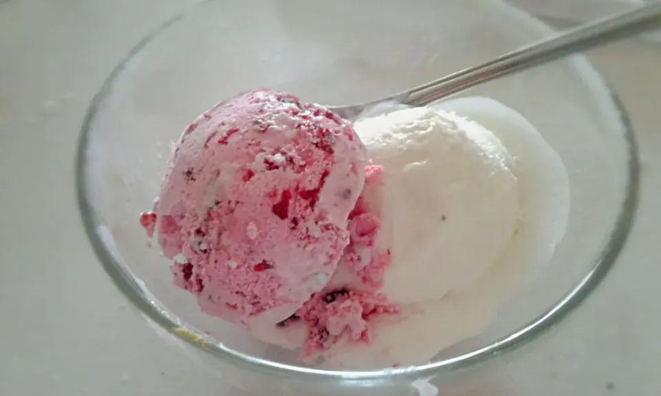 Snapdishの料理写真:huckleberry icecream|Hongoro Hanniさん